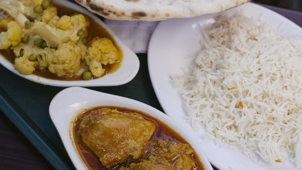 currygeschnetzeltes mit reis und gemüse